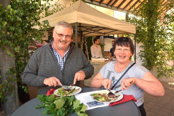 Genießen ihr Essen: Beim Benefizfest bietet der Hegering Begatal gegrilltes Wildmedaillons und Steals aus dem heimischen Revier zum Probieren an. Den Besuchern Hans Tscherwerski und Renate Peter schmeckt es. - © Tanja Watermann