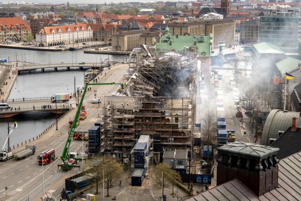 Ein Blick auf die Überreste der alten Börse in Kopenhagen. - © Ida Marie Odgaard/Ritzau Scanpix Foto/AP/dpa