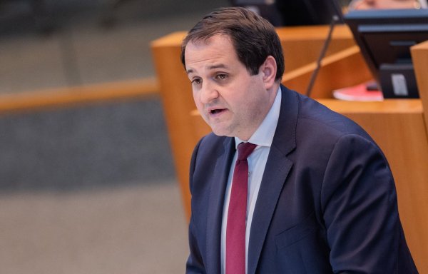 Nordrhein-Westfalens Medienminister Nathanael Liminski spricht im Plenum des Landtags. - © Rolf Vennenbernd/dpa