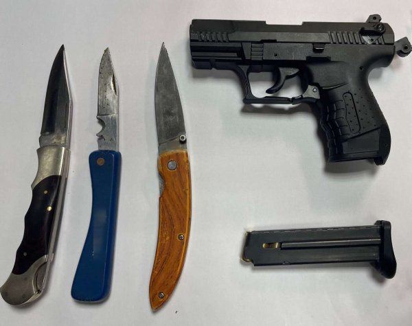 Die konfizierten Waffen liegen auf einem Tisch. - © -/Bundespolizeidirektion Sankt Augustin/dpa