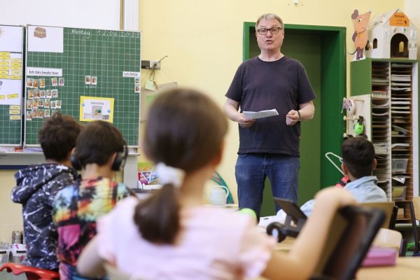 Schulleiter Klaus Hagge steht in einer der Klassen der Gemeinschaftsgrundschule in Duisburg. - © David Young/dpa