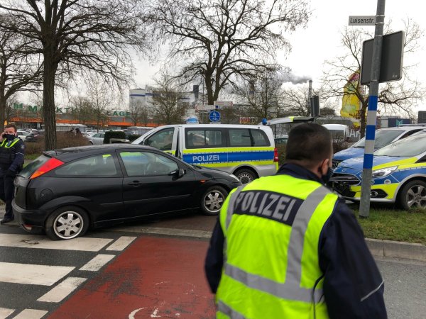 Apruptes Ende: Die Verfolgungsjagd, bei der ein Paar am Mittwoch versuchte, vor der Polizei zu flüchten, fand ihren Halt vor einem Laternenmast. - © Thomas Reineke