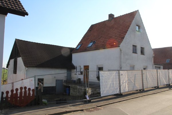 Am Tatort in Höxter Bosseborn wurden gestern Abend Sichtschutzzäune aufgestellt. - © Amina Vieth