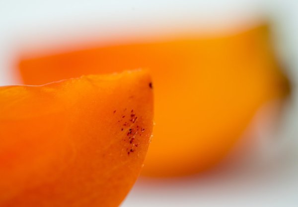 Braune Flecken im Kaki-Fruchtfleisch - © Foto: Andrea Warnecke/dpa