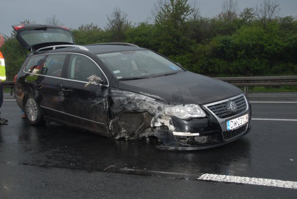Dieser Wagen hatte auf der Autobahn ein Vorderrad verloren und löste damit eine Kettenreaktion aus, bei der ein nachfolgender Autofahrer schwer verletzt wurde. - © FOTO: ANDREAS EICKHOFF