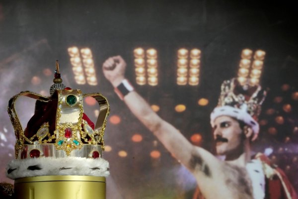 Freddie Mercurys Krone, die er während der «Magic»-Tour trug. - © Kirsty Wigglesworth/AP/dpa