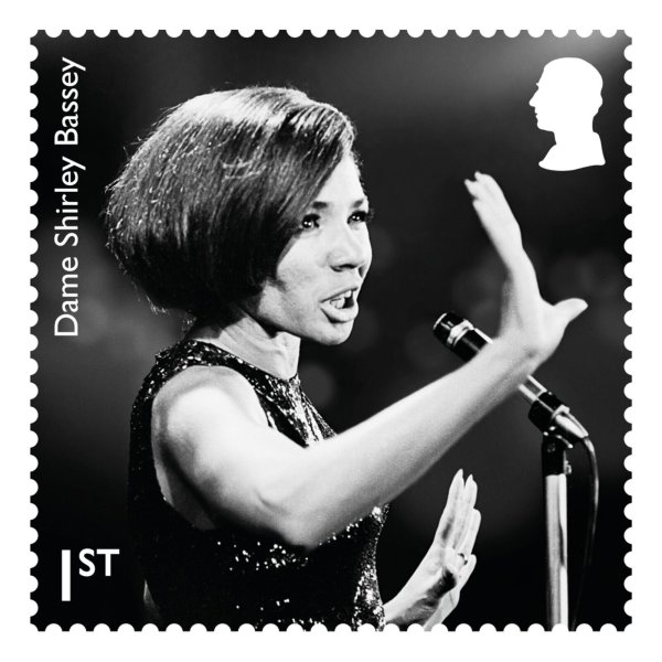 Eine Briefmarke zu Ehren von Dame Shirley Bassey, die die Künstlerin im Nachtclub Pigalle im Jahr 1965 zeigt. - © Royal Mail/PA Media/dpa