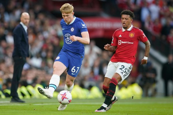 Wird nicht nach Saudi-Arabien wechseln: Manchester Uniteds Jadon Sancho (r). - © Dave Thompson/AP/dpa