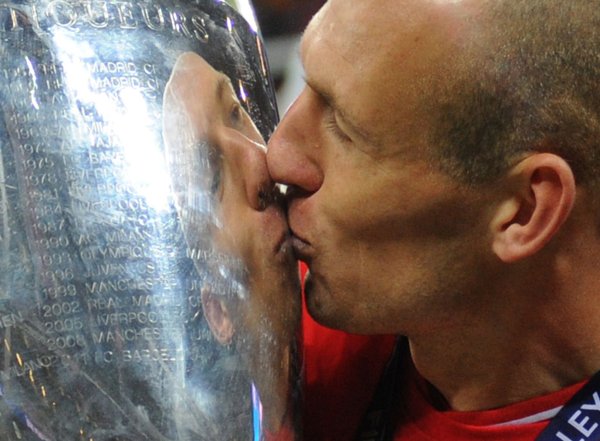 Bayerns Arjen Robben küsst die Champions-League-Trophäe nach dem Wembley-Triumph 2013. - © Andreas Gebert/dpa