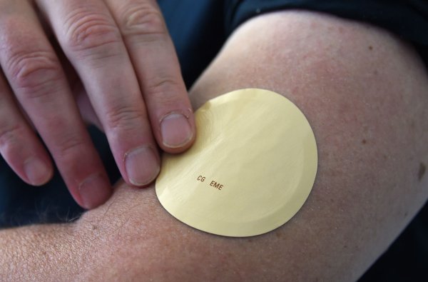 Nikotinersatzprodukte haben viele Formen, es gibt sie beispielsweise als Pflaster. Vor allem für starke Raucherinnen und Raucher können sie eine Hilfe sein. - © Marcus Brandt/dpa