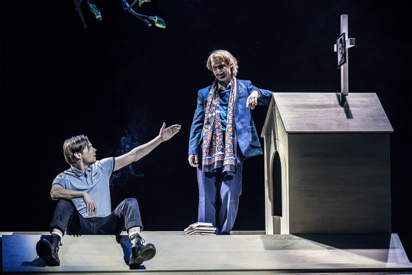 André Lassen (Adam, hinten) und Heiner Junghans (Ivan) während einer Szene aus Adam's Äpfel. - © Landestheater Detmold