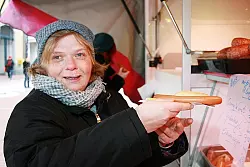 Die neue Lagenser Marktmeisterin Gabriele Dr&ouml;gemeier st&auml;rkt sich am fr&uuml;hen Morgen am Stand von "Meister Gr&auml;mmel". - &copy; Foto: Castrup