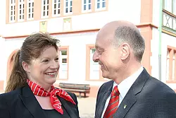 Auf gute Zusammenarbeit: Klaus Geise stellt die k&uuml;nftige Sparkassenchefin Kerstin J&ouml;ntgen vor. - &copy; Foto: Schwarzer