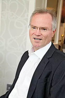 Zählt täglich 250 Gäste: Volker Bretz, Leiter des Yogazentrums Yoga Vidya, bedauert, dass aus dem Nationalpark nichts geworden ist. - © Fotos: Gerstendorf-Welle