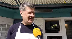 Heinz Saak ist seit 50 Jahren beim Imbiss Plocken-Otto in Sch&ouml;tmar. - &copy; Screenshot: LZ-Video