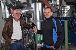 Energiespender: Stadtwerke-Geschäftsführer Peter Synowski (links) und Abteilungsleiter Lucas Heymann stellen das neueste Blockheizkraftwerk an der Bleiche vor. - © Horst Biere