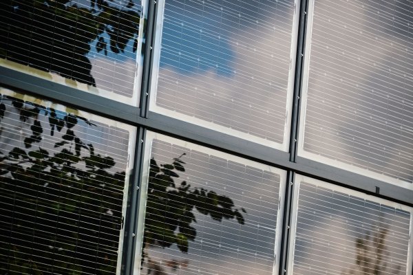 Einer mit Solarpanelen verkleidete Fassade eines Mehrfamilienhauses. - © Bernd Thissen/dpa