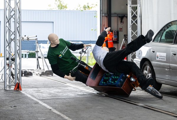 Bei einem Crashtest stoßen ein Lastenfahrrad und ein Fußgänger zusammen. - © Guido Kirchner/dpa
