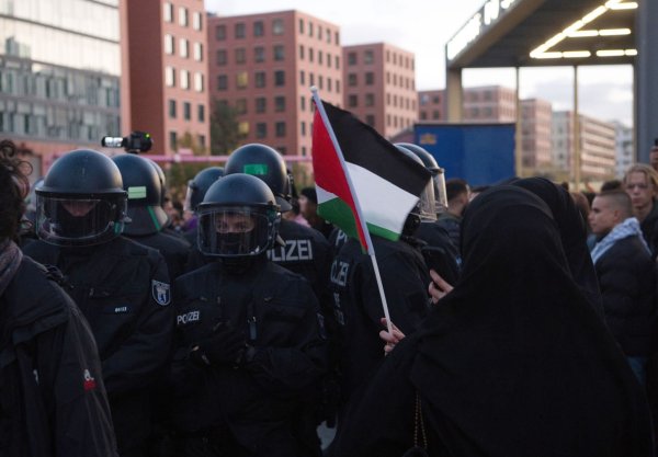 Polizisten sind am vergangenen Sonntag bei einer verbotenen Pro-Palästina-Demonstration am Potsdamer Platz in Berlin im Einsatz. - © Paul Zinken/dpa