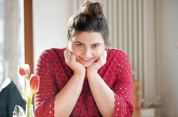 Die Autorin Kathinka Engel ist auf Tiktok aktiv. - © Diane von Schoen/Kathinka Engel/dpa