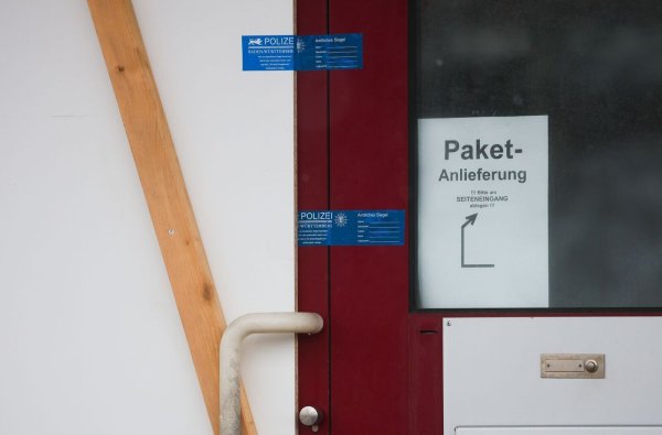 Nur Polizeisiegel erinnern noch daran, was in einer Firma in St. Johann in Baden-Württemberg passiert ist. - © Christoph Schmidt/dpa