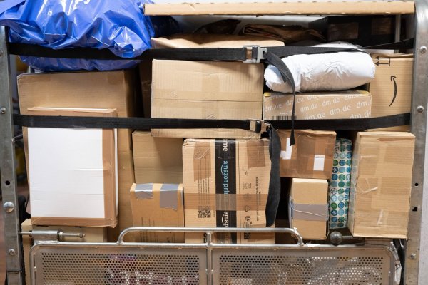 Auch das hohe Retourenaufkommen trägt dazu bei, dass die Paketmenge in Deutschland zuletzt gestiegen ist. - © Sebastian Kahnert/dpa