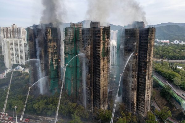 Auch fast 20 Stunden nach Ausbruch des Feuers kämpften die Einsatzkräfte noch gegen Flammen. - © Vernon Yuen/Nexpher via ZUMA Press Wire/dpa