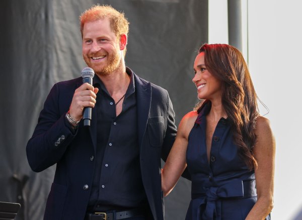Prinz Harry und Herzogin Meghan packen in einer Gemeinschaftsküche mit an. (Archivbild) - © Amy Katz/ZUMA Press Wire/dpa