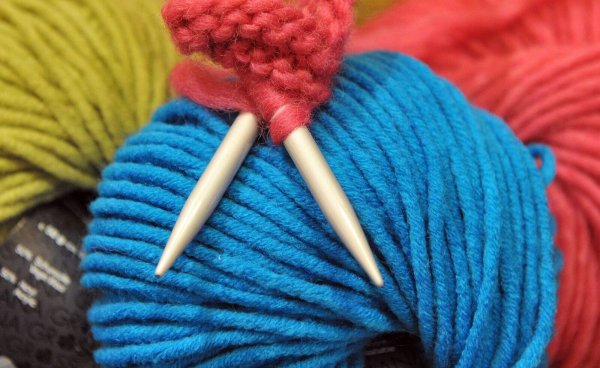 Ehrenamtler stricken auch für einen guten Zweck. (Symbolbild) - © picture alliance / dpa