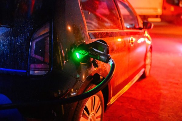 Nach der Streichung der Elektroauto-Kaufprämie Ende 2023 brachen die Verkaufszahlen von Elektrofahrzeugen an private Autofahrer ein; diese Phase ist laut HUK Coburg beendet. (Symbolbild) - © Julian Stratenschulte/dpa