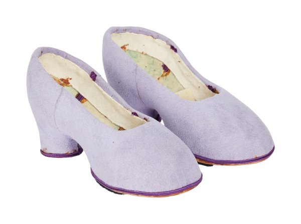 Diese Schuhe trug Miss Piggy in dem Film «Die große Muppet-Sause» (1981). - © -/Julien\\\'s Auctions/dpa