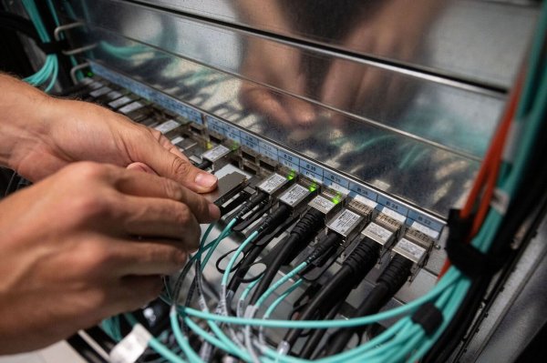 Im Jahr 2022 stieg die Zahl der Erwerbstätigen in der Digitalbranche um rund sechs Prozent. - © Marijan Murat/dpa