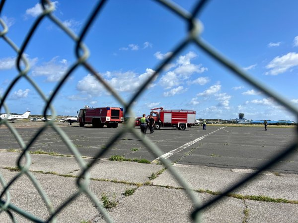 Auf dem Flughafen Sylt haben sich zwei Klima-Demonstratinnen der Letzten Generation kurzzeitig auf dem Rollfeld festgeklebt. - © Lea Sarah Albert/dpa