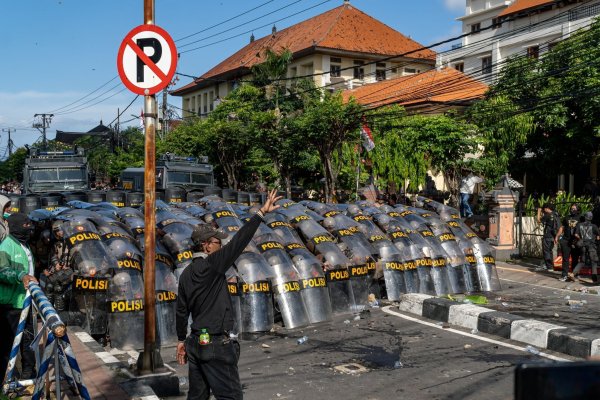 Die landesweiten Proteste haben seit dem Wochenende auch auf Bali übergegriffen. - © Dicky Bisinglasi/SOPA Images via ZUMA Press Wire/dpa