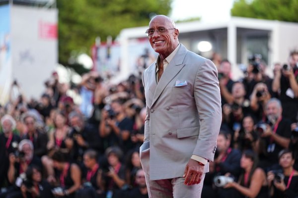 «The Rock» vor dem Festivalpalast. - © Scott A Garfitt/Invision/AP/dpa