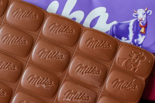 Verbraucherschützer klagen gegen die kleinere Packung von Milka-Schokolade. (Archivbild) - © Jan Woitas/dpa