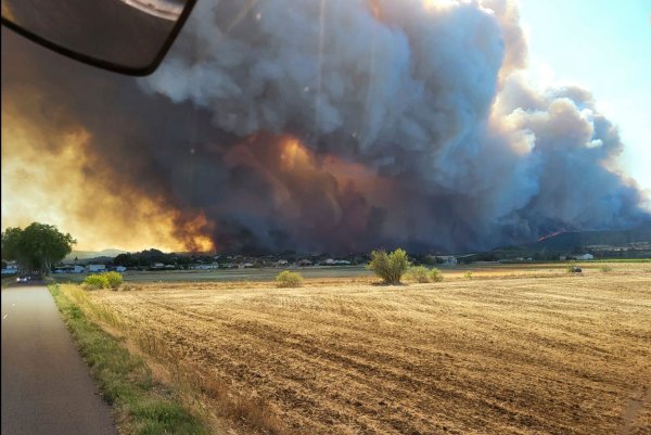In der Nacht griff das Feuer weiter um sich. - © Uncredited/Securite Civile/AP/dpa