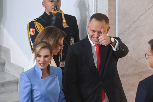 Polens neuer Präsident Karol Nawrocki, hier im Bild mit seiner Frau Marta, hat den Amtseid abgelegt. (Foto aktuell) - © Piotr Nowak/PAP/dpa