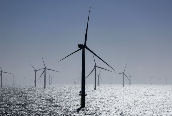 Windräder stehen in einem Windpark in der Nordsee. (Archivbild) - © Christian Charisius/dpa