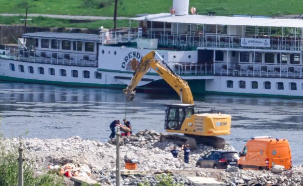 Mitarbeiter der Kampfmittelbeseitigung Sachsen transportieren während der Entschärfung am Fundort eine 250 Kilogramm schwere Weltkriegsbombe ab. - © Robert Michael/dpa