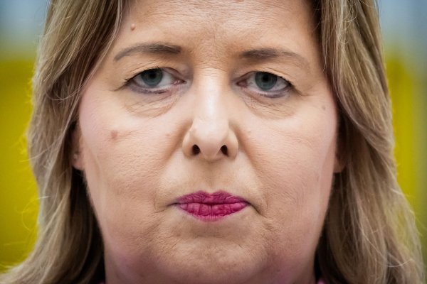Arbeitsministerin Bärbel Bas (SPD) hält trotz der Kritik der Arbeitgeber am Tariftreuegesetz fest. (Archivbild) - © Christoph Soeder/dpa