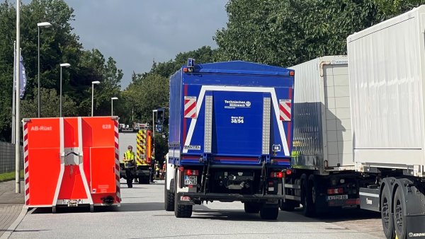 Die Bergungsarbeiten dauern mehrere Stunden nach dem Unfall in einem Kieler Gewerbegebiet an. - © André Klohn/dpa