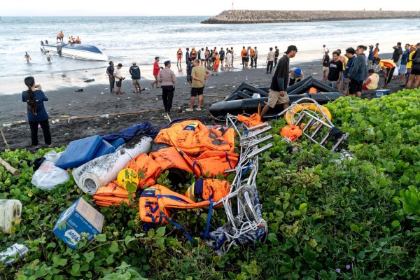 Vor der indonesischen Insel Bali ist ein Touristenboot gekentert. - © Dicky Bisinglasi/XinHua/dpa