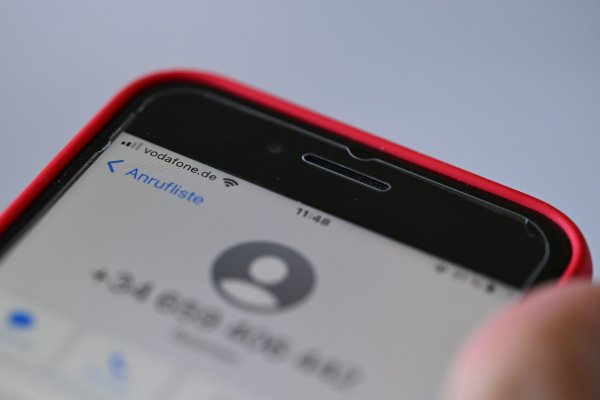 Ein Anruf aus Spanien, den man so gar nicht erwartet? Gut möglich, dass es sich um Betrüger handelt - wie hier auf einem Handy mit Vodafone-Vertrag. - © Wolf von Dewitz/dpa