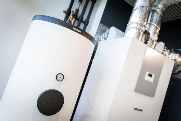 Wärmepumpen sind in einem Heizungsraum zu sehen. Dass Wärmepumpen nur mit einer Fußbodenheizung funktionieren, ist nach Angaben der Branche ein Mythos. - © Moritz Frankenberg/dpa