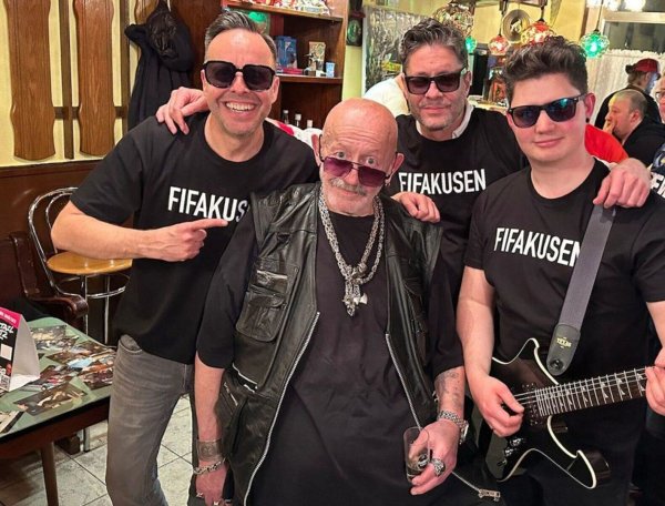 Moderator Till Quitmann (l-r) steht mit den Musikern der Band Zeltinger, Jürgen Zeltinger, Anno Thenenbach und Dennis Kleimann nach dem Dreh eines Musikvideos zusammen. - © ---/Till Quitmann/privat/dpa/Archivbild