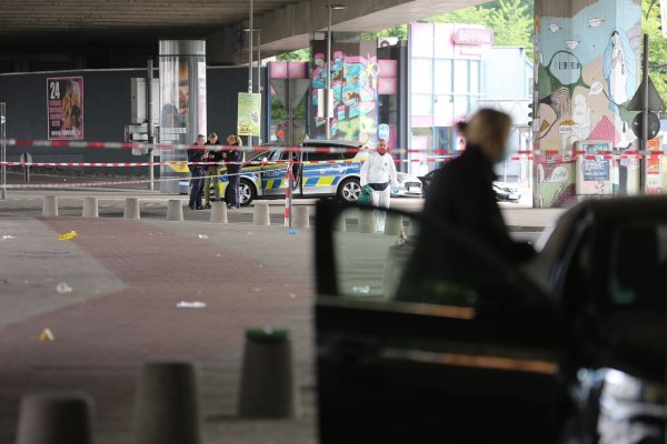 In der Bielefelder Innenstadt soll ein Mann mehrere Menschen in der Nacht verletzt haben. - © Christian Müller/Christian Müller TV/dpa