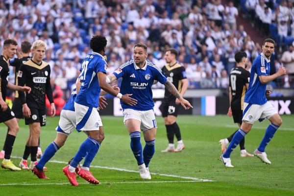 Profi-Comeback am letzten Spieltag: Der ehemalige Bundesliga-Stürmer Pierre-Michel Lasogga (M), der mittlerweile normalerweise für Schalke II in der Regionalliga spielt, wurde von den Schalker Fans gefeiert. - © David Inderlied/dpa