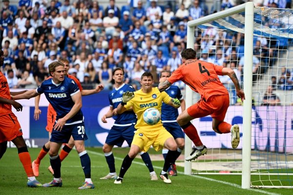Spannung am letzten Spieltag zwischen Karlsruhe und Paderborn. - © Uli Deck/dpa