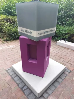 Hier ist das Denkmal in der Maria-Tintelnot-Twete noch unber&uuml;hrt. Auf der Skulptur steht geschrieben: "Die W&uuml;rde des Menschen ist unantastbar". - &copy; Janet K&ouml;nig
